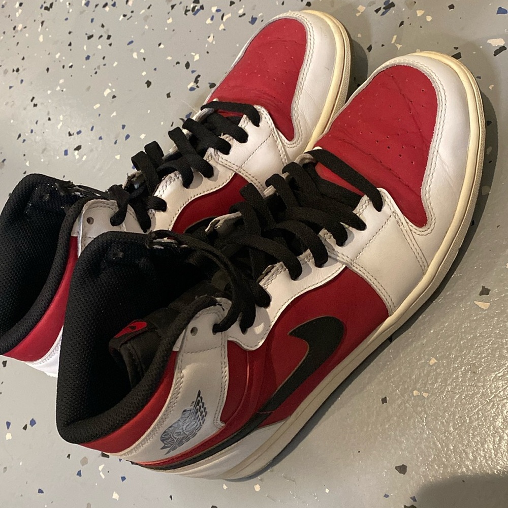 Air Jordan 1 carmine size 10